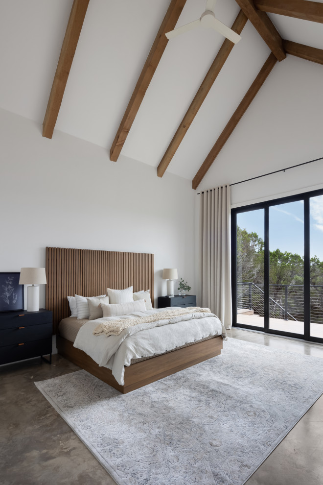 Идея дизайна: большая хозяйская спальня в скандинавском стиле с белыми стенами, бетонным полом, серым полом и балками на потолке