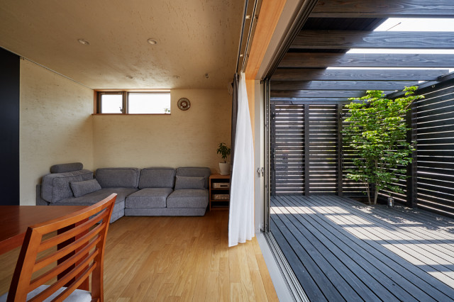 妙法寺の家 asiatico-terraza-y-balcon