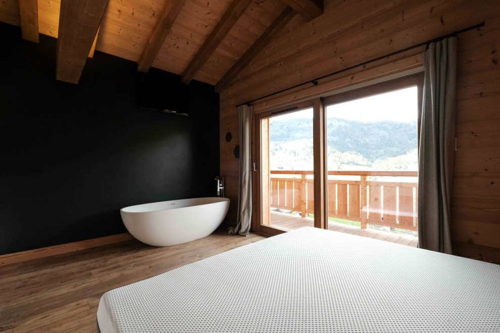 Kleines Rustikales Hauptschlafzimmer ohne Kamin mit schwarzer Wandfarbe, braunem Holzboden, braunem Boden, Holzdecke und Holzwänden in Lyon