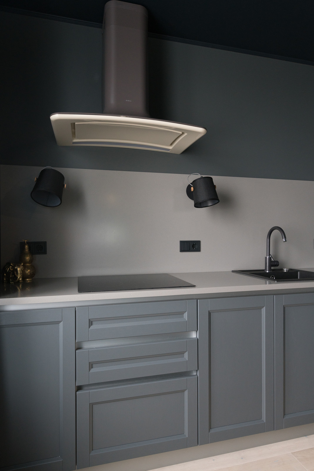 Кухня в антрацитовом цвете для молодого парня