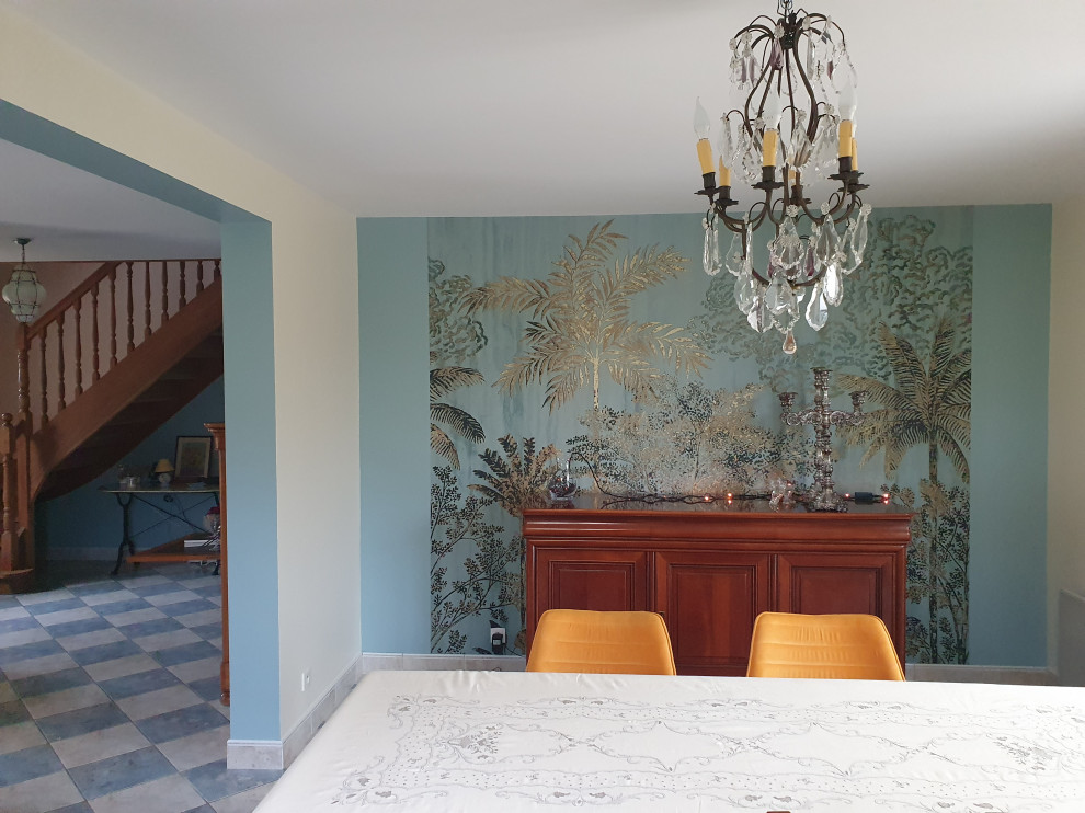 Foto di una sala da pranzo chic di medie dimensioni con pareti blu, pavimento con piastrelle in ceramica, pavimento blu e carta da parati