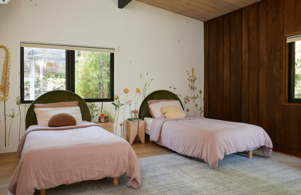 Exempel på ett stort 50 tals flickrum kombinerat med sovrum och för 4-10-åringar, med flerfärgade väggar, ljust trägolv och brunt golv
