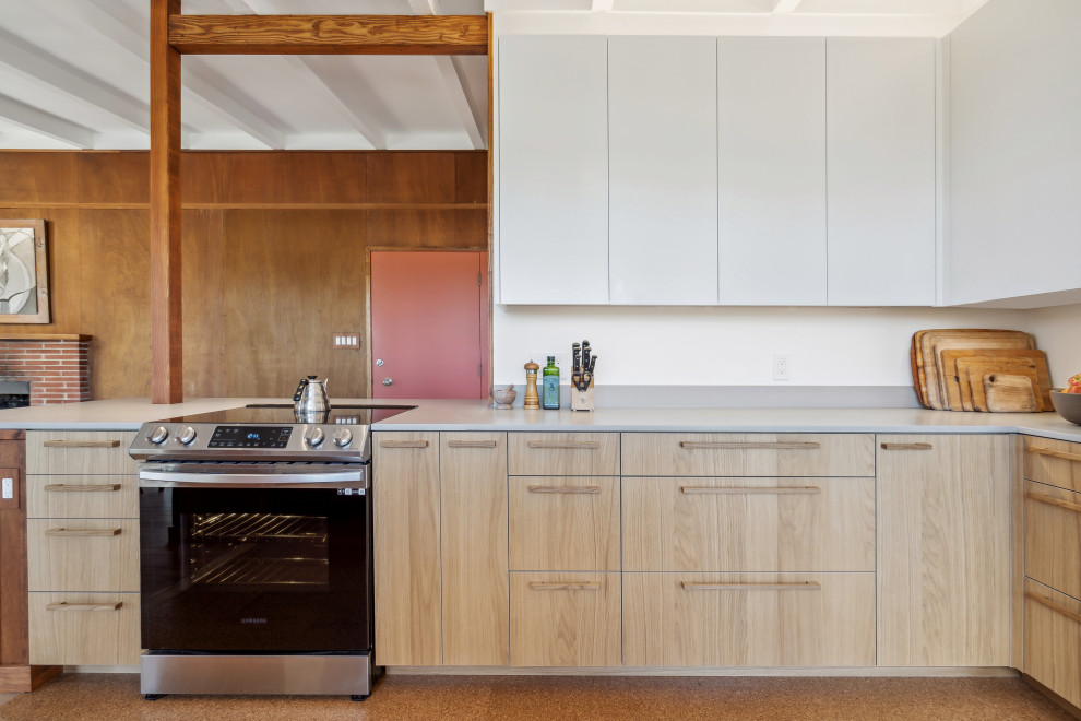 На фото: кухня среднего размера в стиле модернизм с обеденным столом, накладной мойкой, плоскими фасадами, серым фартуком, пробковым полом, коричневым полом, серой столешницей и деревянным потолком с