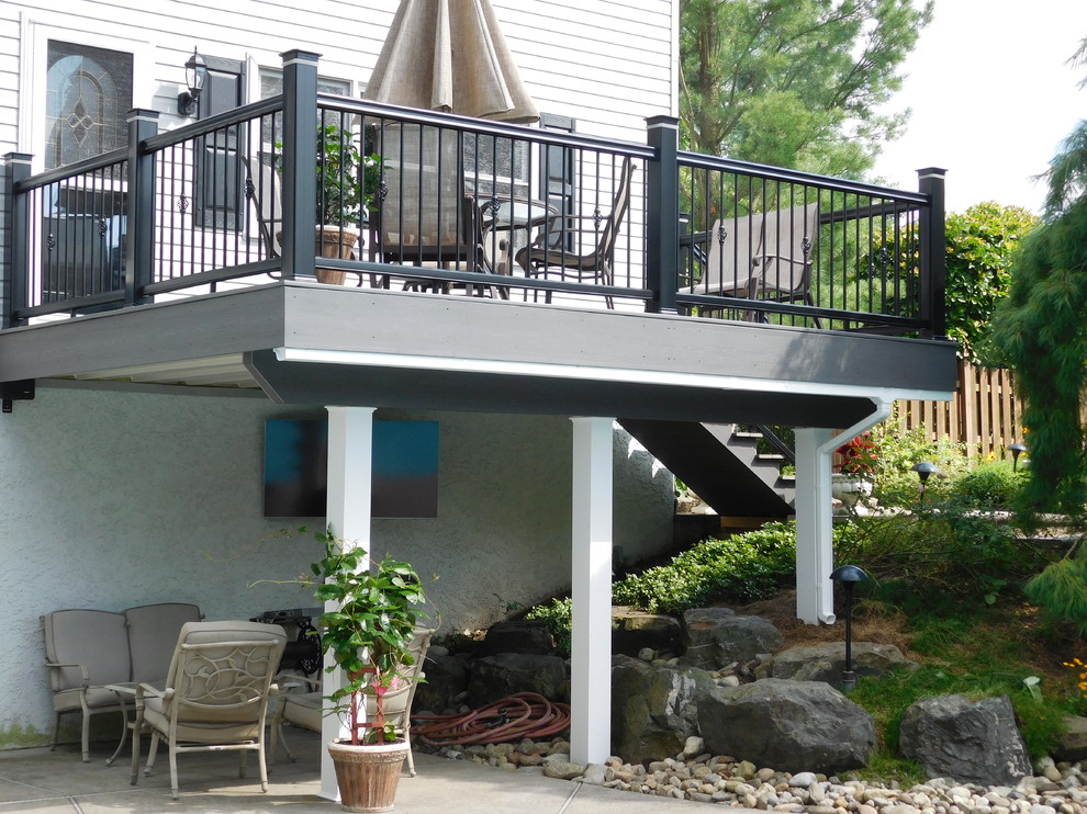 Inspiration for a mid-sized transitional backyard deck remodel with no cover