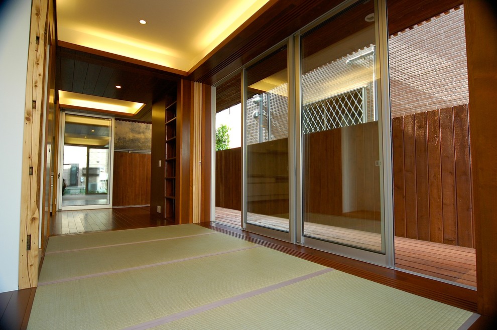Réalisation d'une chambre parentale asiatique avec un sol de tatami, un mur marron, aucune cheminée et un sol vert.