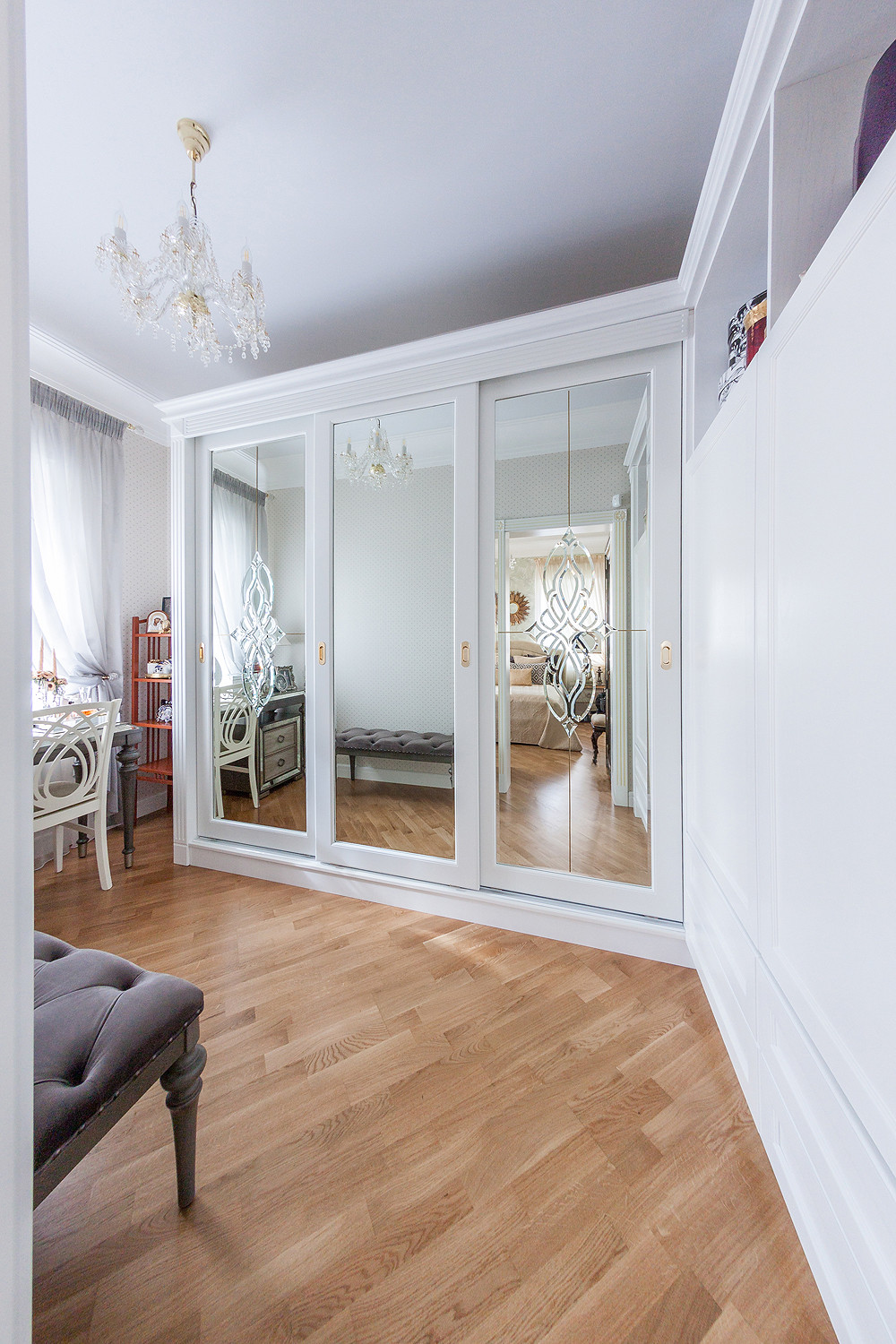 Шкаф купе с зеркальными фасадами