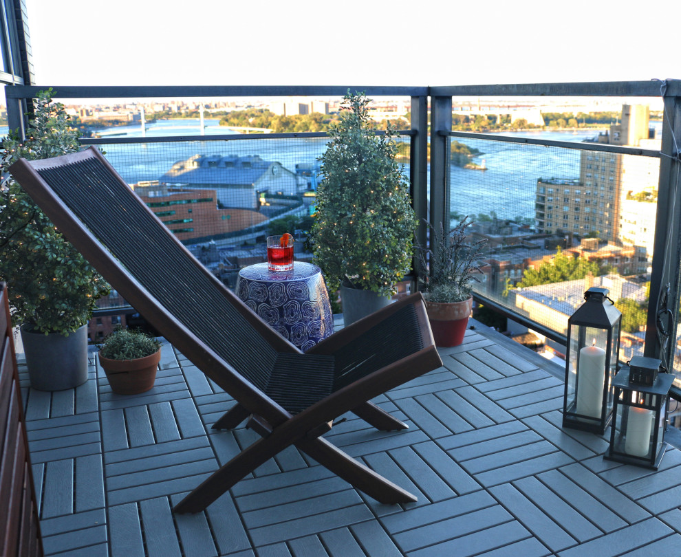 Kleiner Eklektischer Balkon mit Wohnung und Glasgeländer in New York