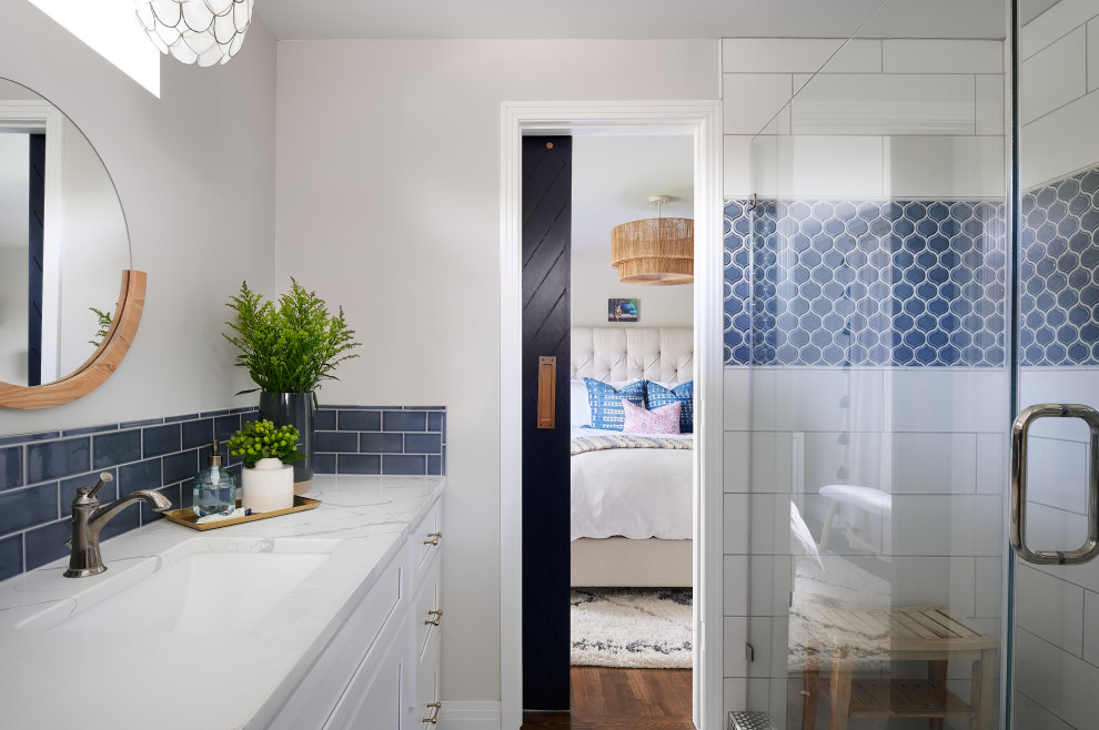 Exempel på ett mellanstort eklektiskt vit vitt en-suite badrum, med skåp i shakerstil, vita skåp, en dusch i en alkov, en toalettstol med hel cisternkåpa, blå kakel, keramikplattor, grå väggar, mosaikgolv, ett undermonterad handfat, bänkskiva i kvarts, vitt golv och dusch med gångjärnsdörr