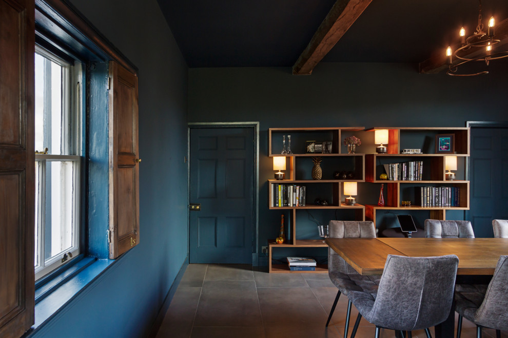 Ispirazione per una grande sala da pranzo aperta verso il soggiorno contemporanea con pareti blu, stufa a legna, cornice del camino in perlinato e pavimento beige