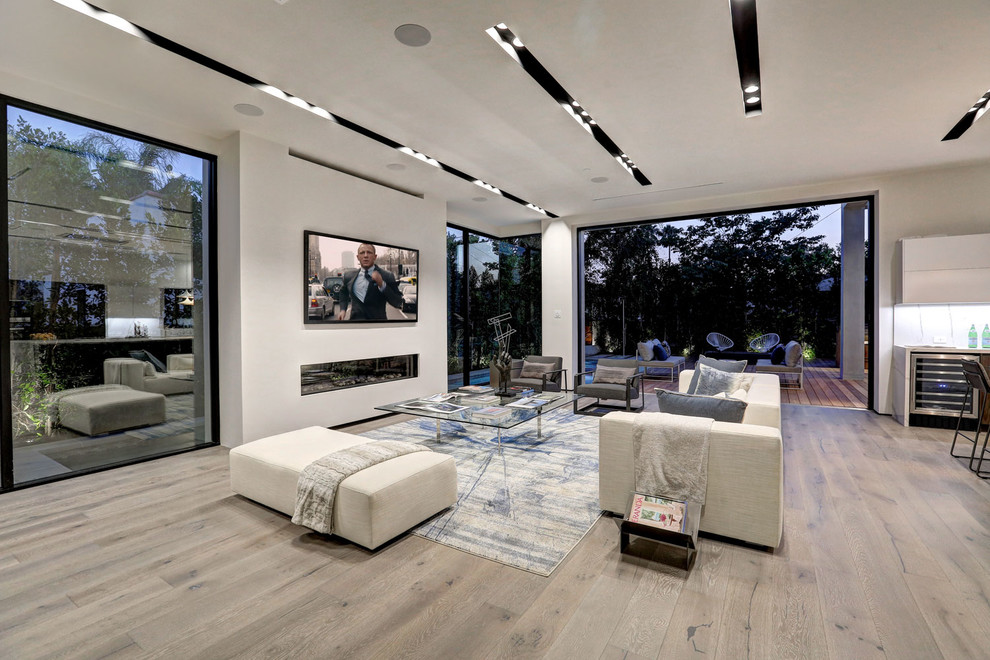Design ideas for a modern family room in Los Angeles.