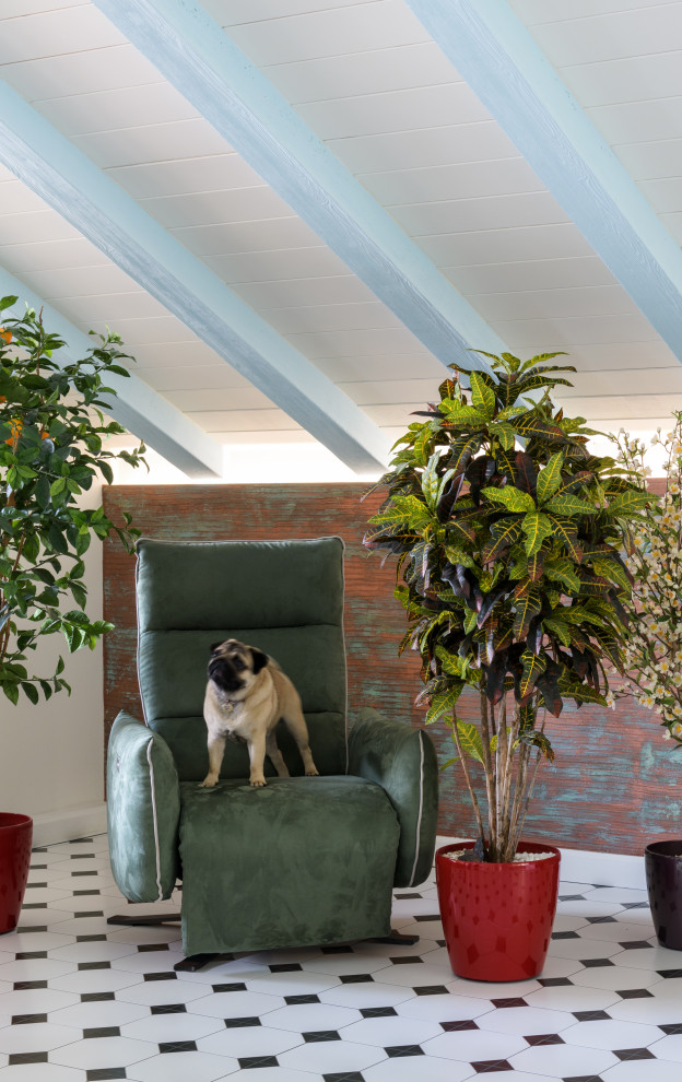 Яркая мансарда в загородном доме