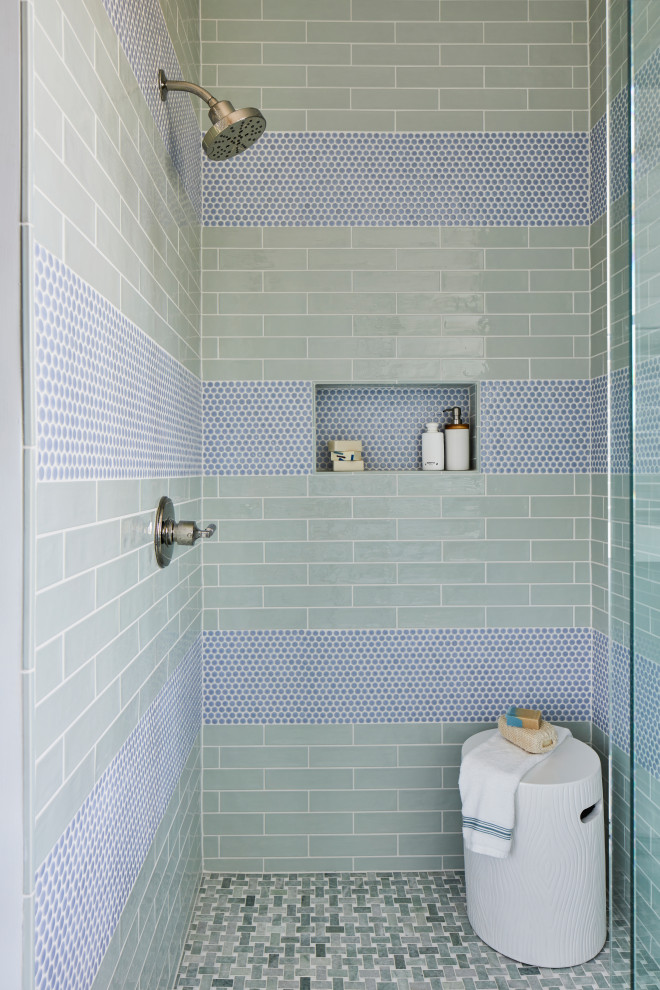 Idee per una grande stanza da bagno con doccia boho chic con WC monopezzo, pareti blu, pavimento con piastrelle a mosaico, lavabo sottopiano, pavimento grigio, doccia a filo pavimento, porta doccia a battente e nicchia