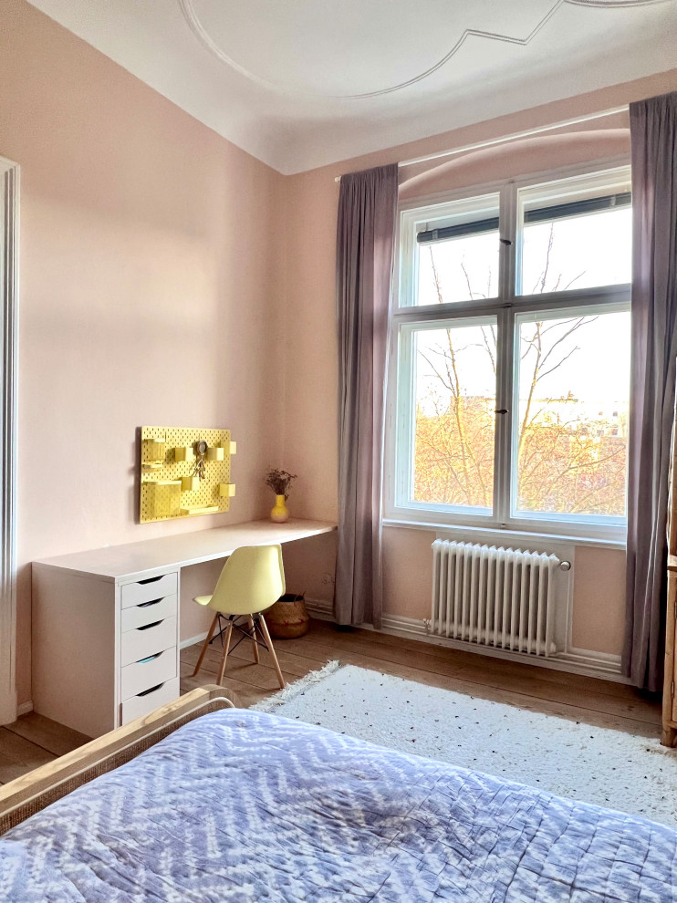 Foto de habitación de niña de 4 a 10 años exótica de tamaño medio con escritorio y paredes rosas