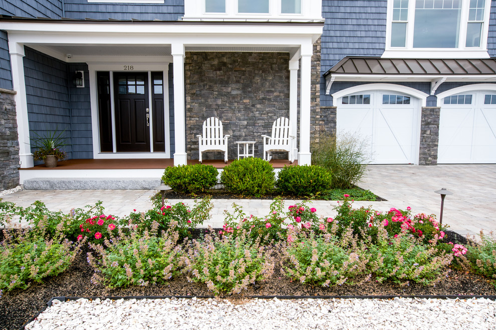 Inspiration for a mid-sized beach style front yard garden in Boston with natural stone pavers.