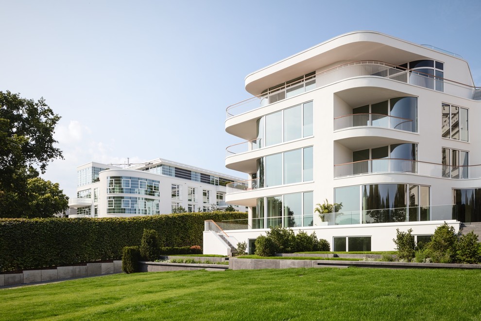 Großes, Dreistöckiges Modernes Haus mit Putzfassade, weißer Fassadenfarbe und Flachdach in Hamburg