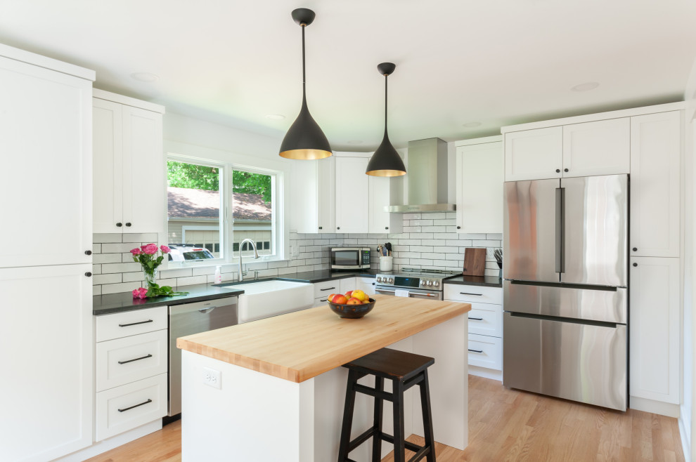 Eat-in kitchen - transitional l-shaped eat-in kitchen idea in Detroit with an island