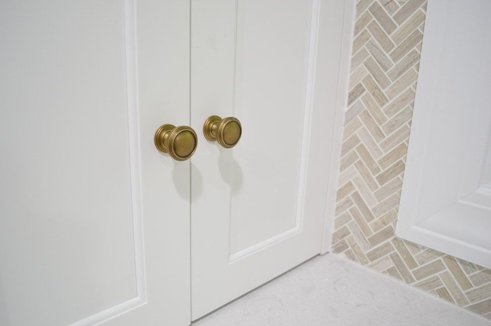Example of a transitional home design design in Cincinnati