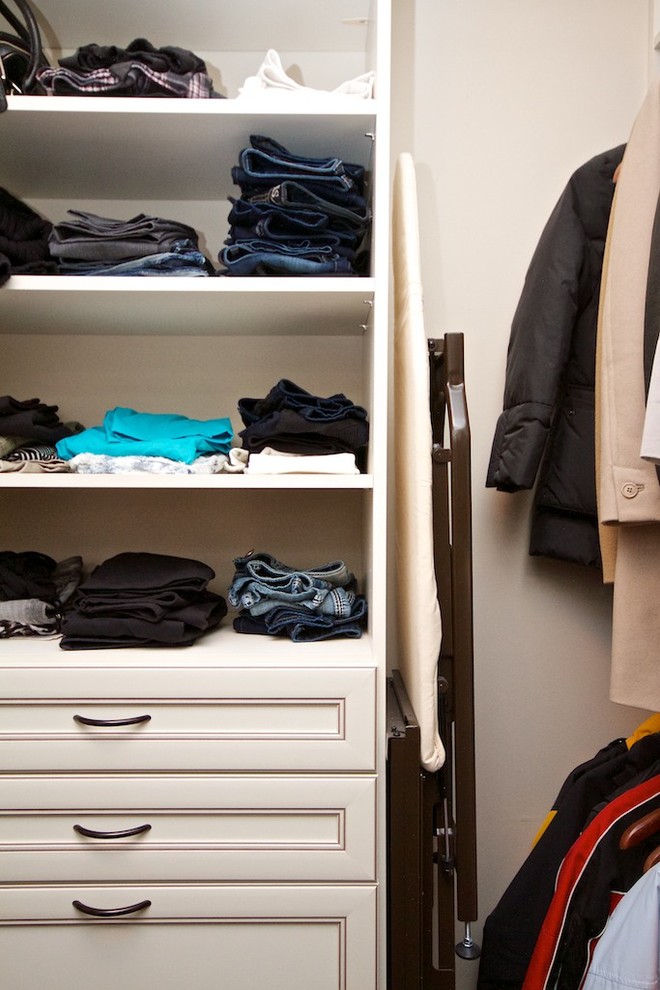Design ideas for a traditional storage and wardrobe in Toronto.