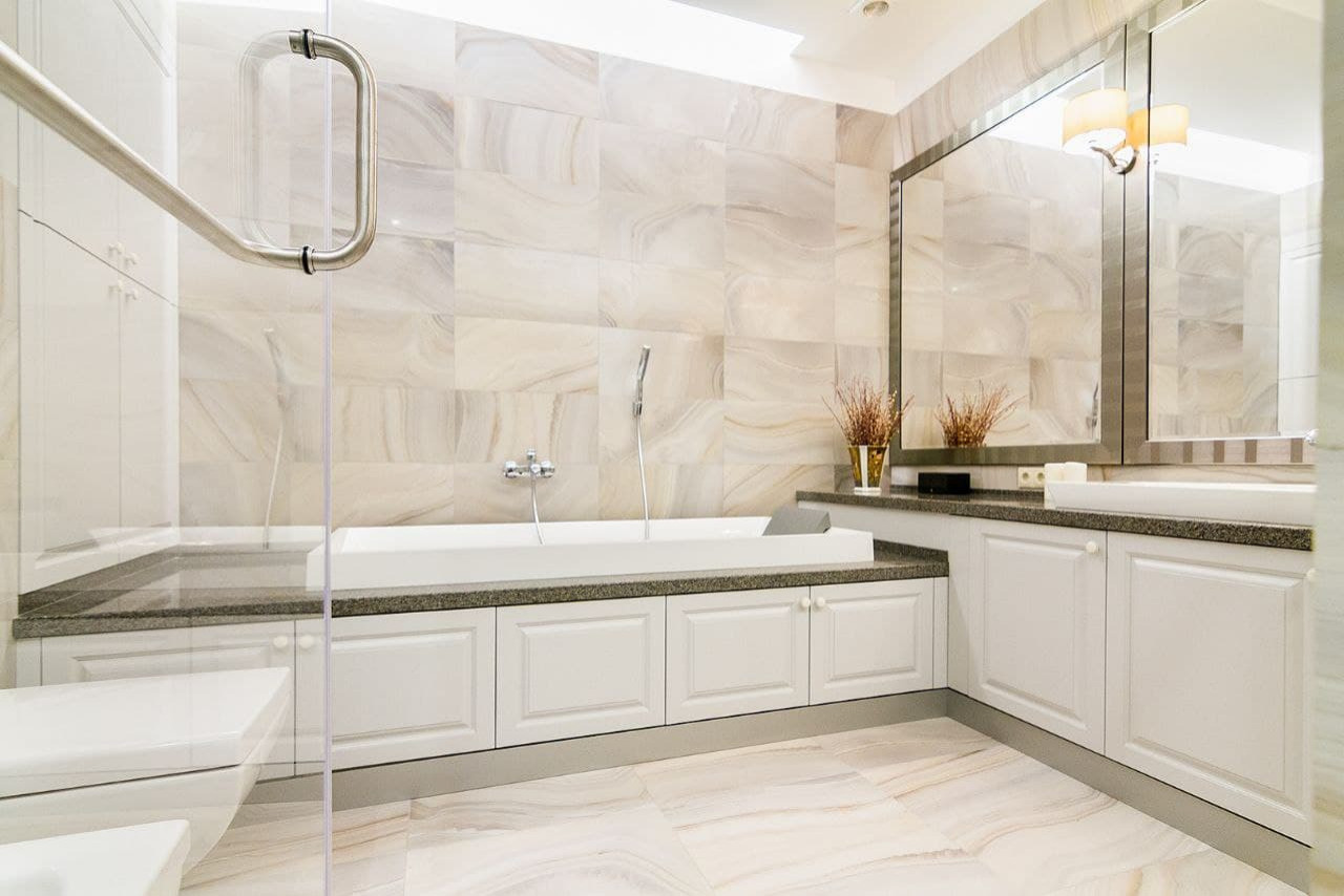 Мебель в ванную комнату с экраном под ванну