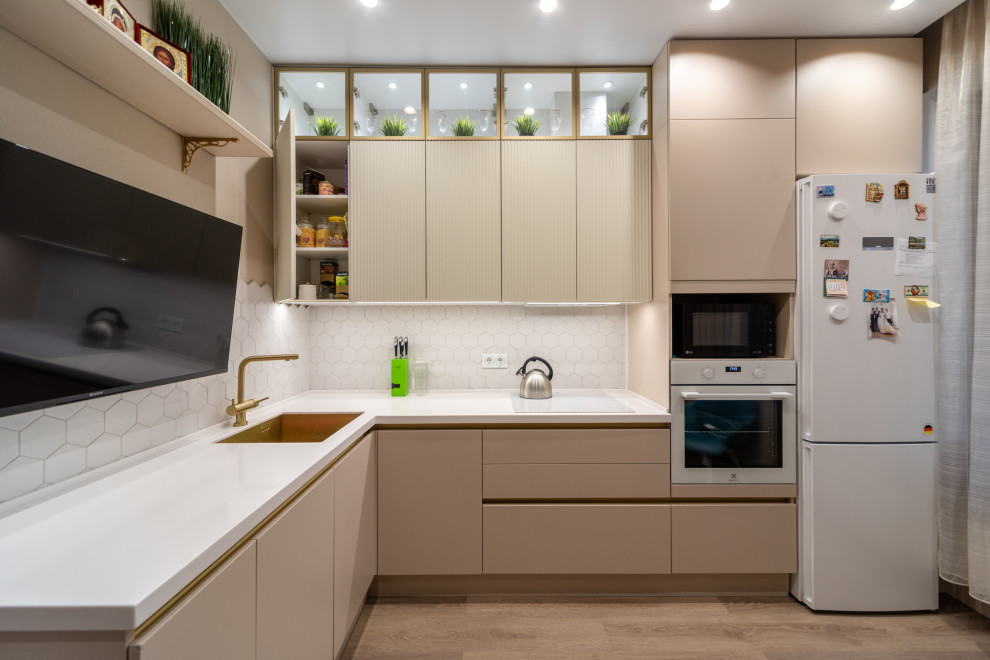 Красивая кухни и вместительная гардеробная