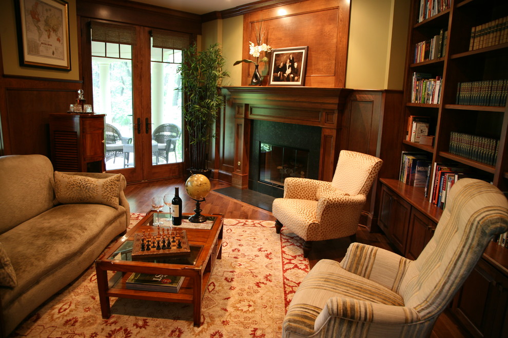 Inspiration for a traditional home office in Milwaukee.