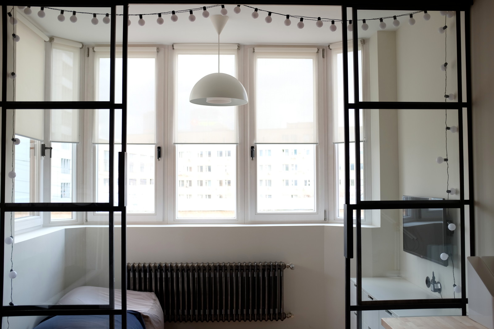 Перегородки из чёрного металла и стекла