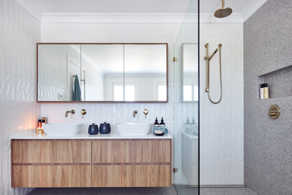 Design ideas for a transitional bathroom in Gold Coast - Tweed.