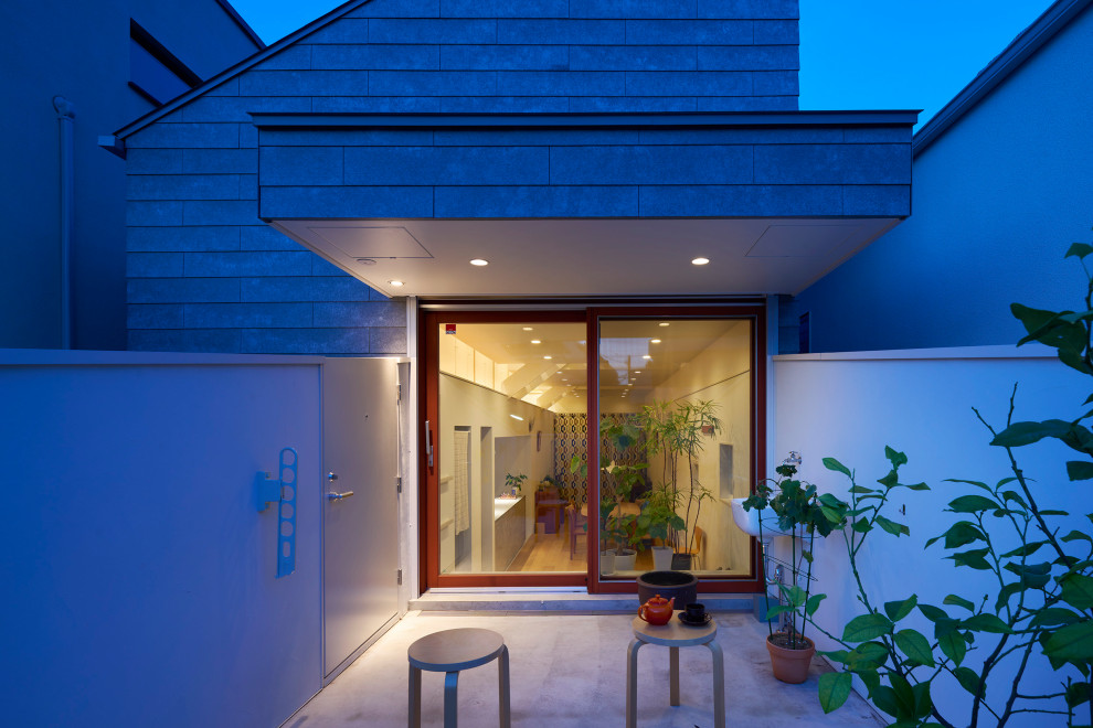 Ejemplo de fachada de casa gris y gris minimalista de tamaño medio de dos plantas con revestimientos combinados, tejado de un solo tendido, tejado de metal y tablilla