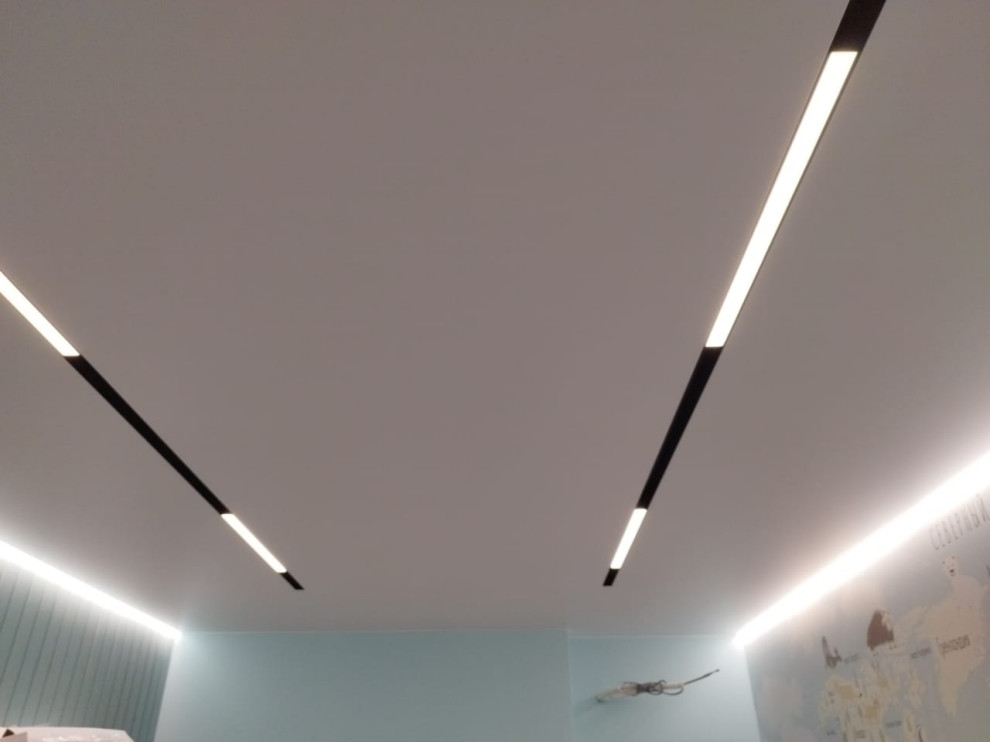 Натяжной потолок с утопленной низковольтной трековой системой Люмфер