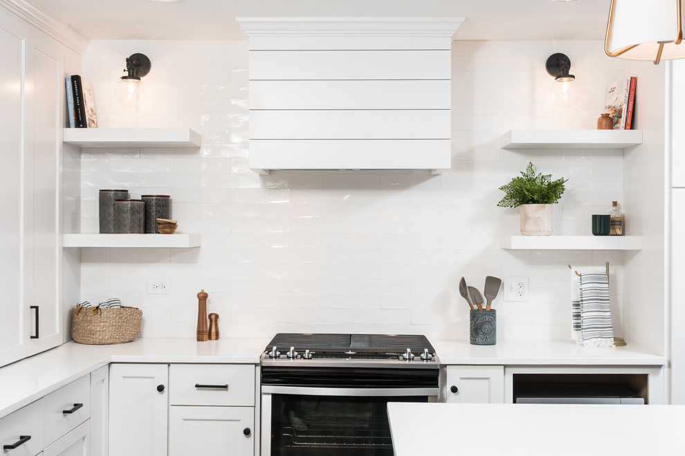 Example of a transitional kitchen design in Chicago