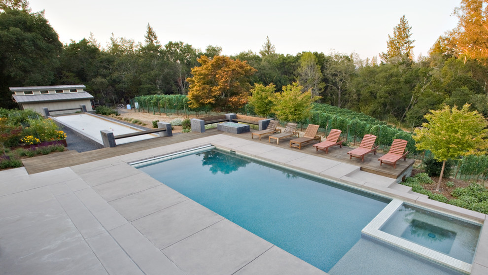 Photo of a modern pool in San Francisco.