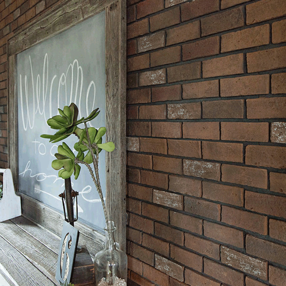 Cette image montre une salle à manger chalet de taille moyenne avec un mur marron, parquet clair, un sol beige et un mur en parement de brique.