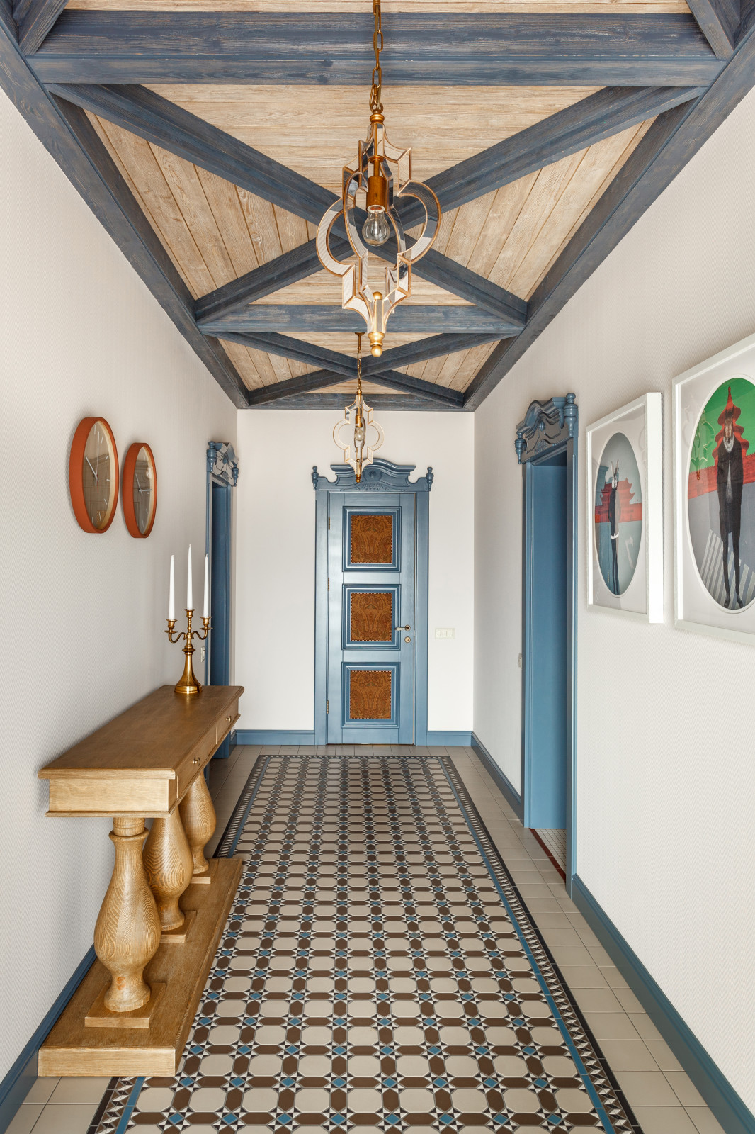 Винтажная прихожая в проекте загородного дома.