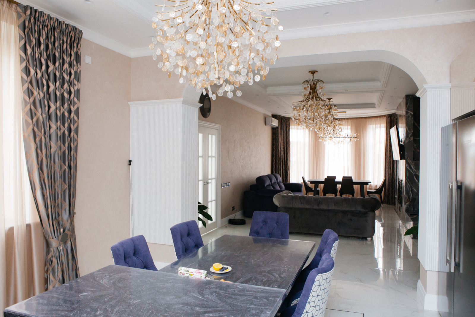 Шторы для мраморной гостиной в загородном доме