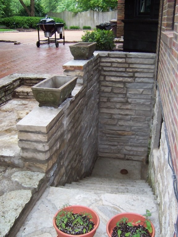 Ladue, Missouri stone masonry stairwell wall