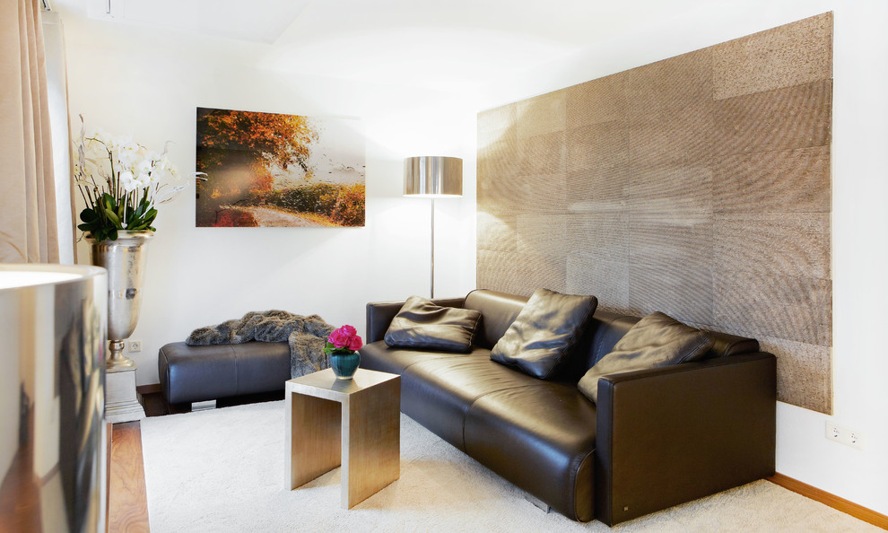 Mittelgroßes, Offenes Modernes Wohnzimmer mit grauer Wandfarbe, braunem Holzboden und Multimediawand in München