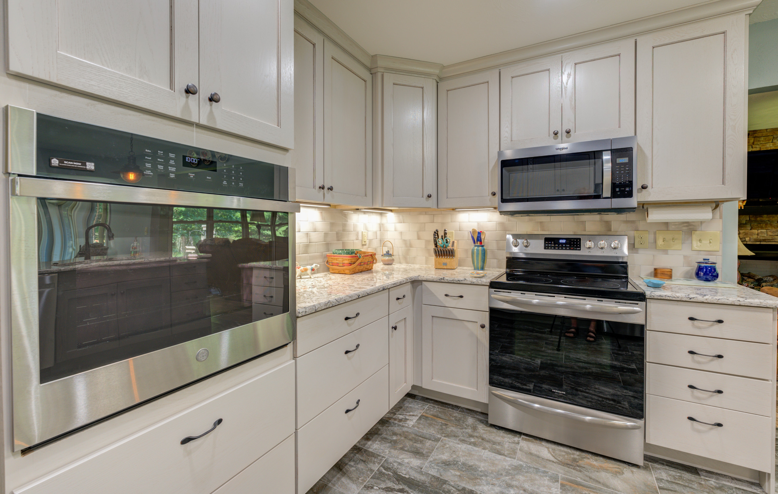 175 Forest View Dr - Four Season Room / Kitchen