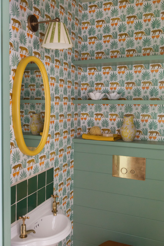 ロンドンにある高級な小さなトラディショナルスタイルのおしゃれなトイレ・洗面所 (緑のタイル、緑の壁、淡色無垢フローリング、壁付け型シンク、照明、壁紙) の写真