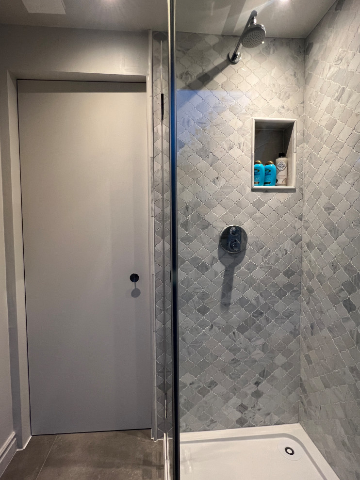 Diseño de cuarto de baño único y flotante bohemio pequeño con baldosas y/o azulejos grises