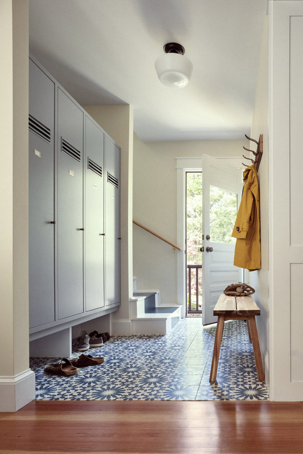 Modelo de vestíbulo posterior contemporáneo con suelo de baldosas de cerámica, suelo multicolor, puerta simple y puerta blanca