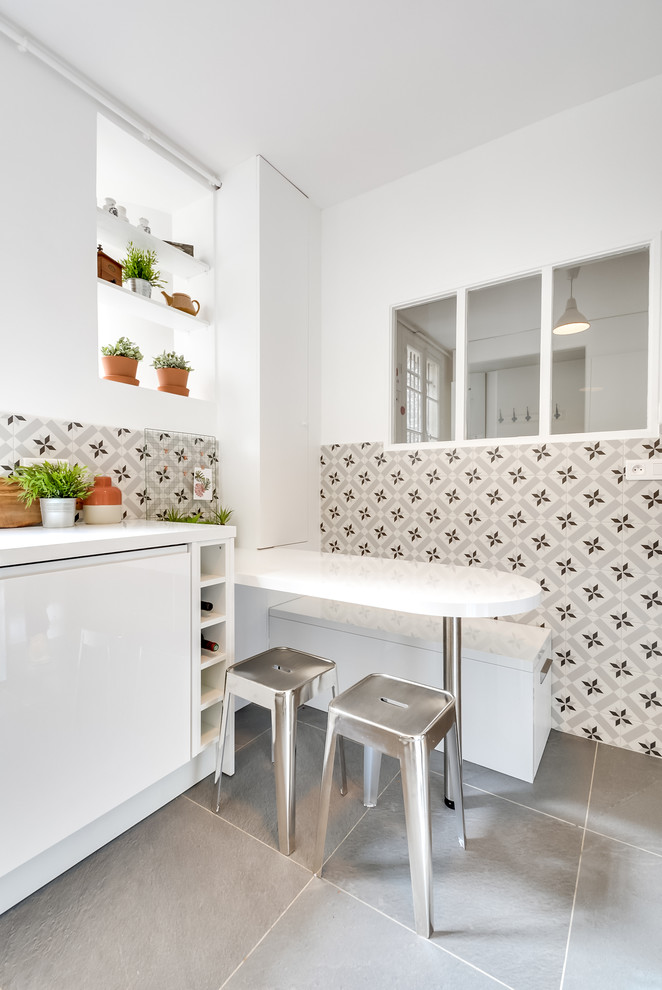 Inspiration pour cuisine in U With un évier 2 bacs, un placard à porte plane, des portes de placard blanches, un plan de travail en stratifié, une crédence grise, une crédence en carreau de ciment, un électroménager en acier inoxydable and un sol en carrelage de céramique.