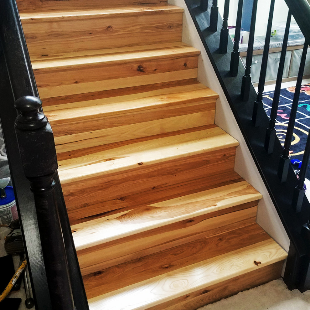 Стильный дизайн: большая п-образная деревянная лестница в стиле рустика с деревянными ступенями и деревянными перилами - последний тренд
