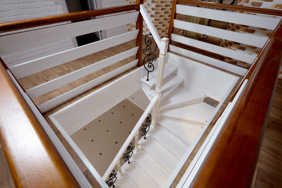 Лестница с кованым ограждением