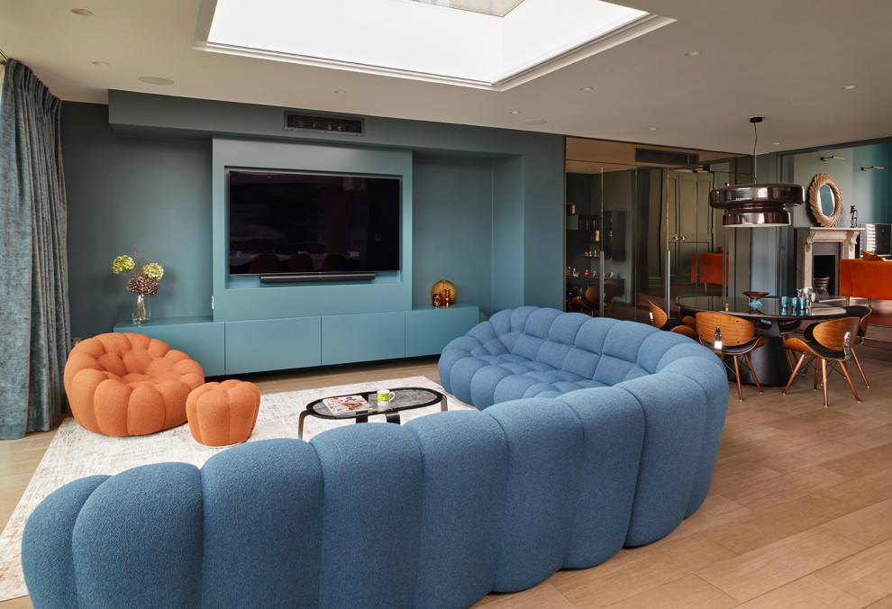 Idee per un soggiorno minimal aperto con pareti blu, pavimento in gres porcellanato, parete attrezzata e pavimento beige