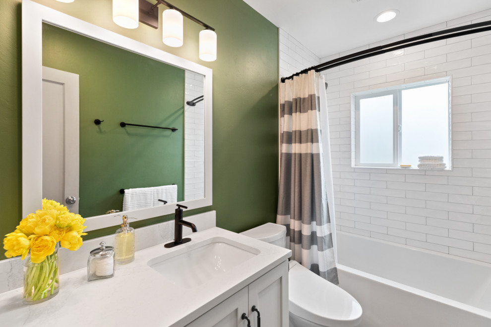 Источник вдохновения для домашнего уюта: маленькая ванная комната с белыми фасадами, угловой ванной, душем над ванной, биде, белой плиткой, керамической плиткой, зелеными стенами, полом из керамогранита, врезной раковиной, серым полом, шторкой для ванной, белой столешницей, тумбой под одну раковину и встроенной тумбой для на участке и в саду