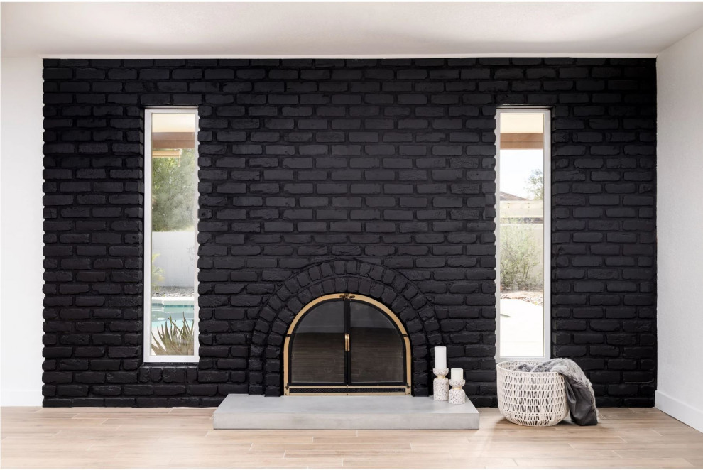Example of a transitional home design design in Phoenix