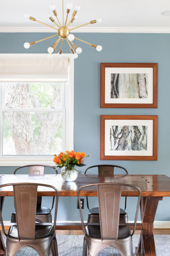 Ispirazione per una sala da pranzo aperta verso la cucina classica di medie dimensioni con parquet chiaro e pavimento marrone