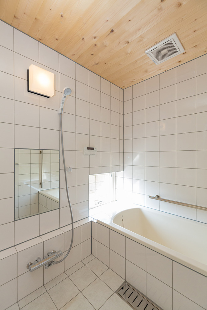 Свежая идея для дизайна: ванная комната среднего размера в современном стиле с белыми фасадами, гидромассажной ванной, душевой комнатой, белой плиткой, керамогранитной плиткой, белыми стенами, полом из керамогранита, врезной раковиной, столешницей из искусственного камня, белым полом, белой столешницей, встроенной тумбой и деревянным потолком - отличное фото интерьера