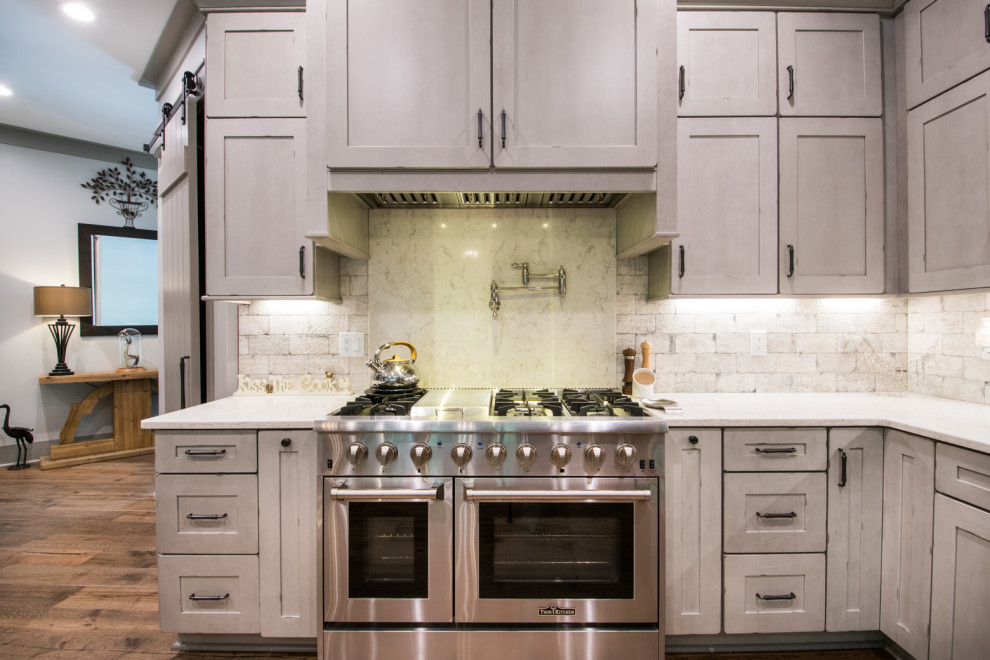 Kitchen - rustic kitchen idea in Charleston