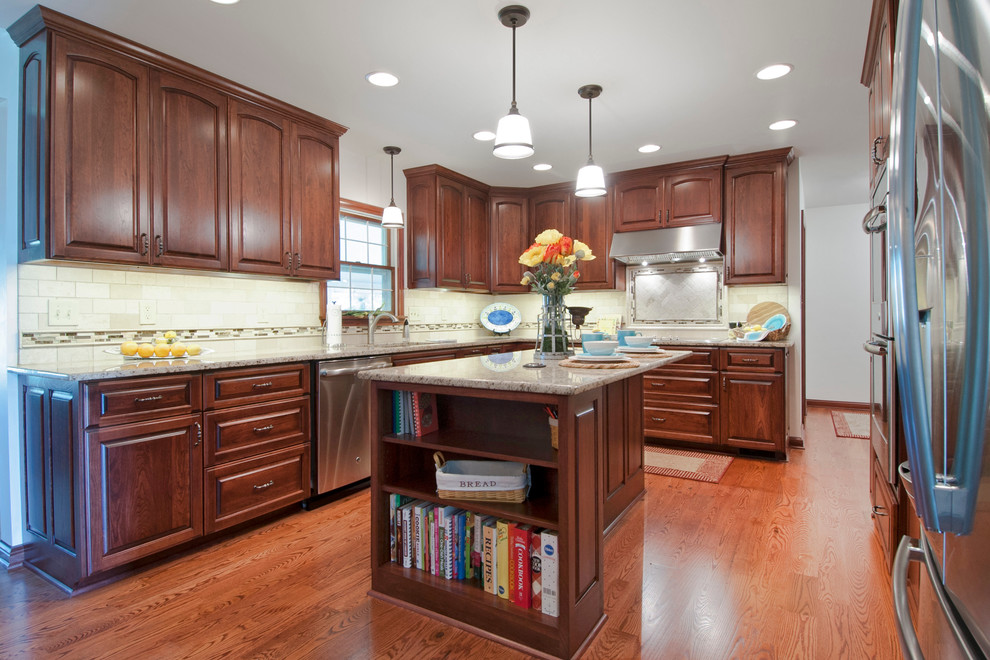 Example of a transitional kitchen design in Columbus